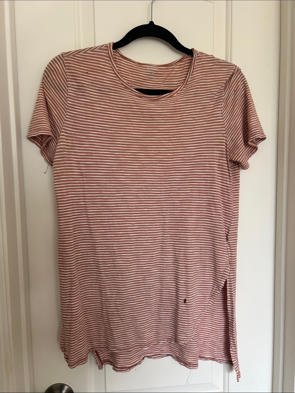 Old Navy Distressed Grunge 90’s Tee •
Vintage (CAYMUS)